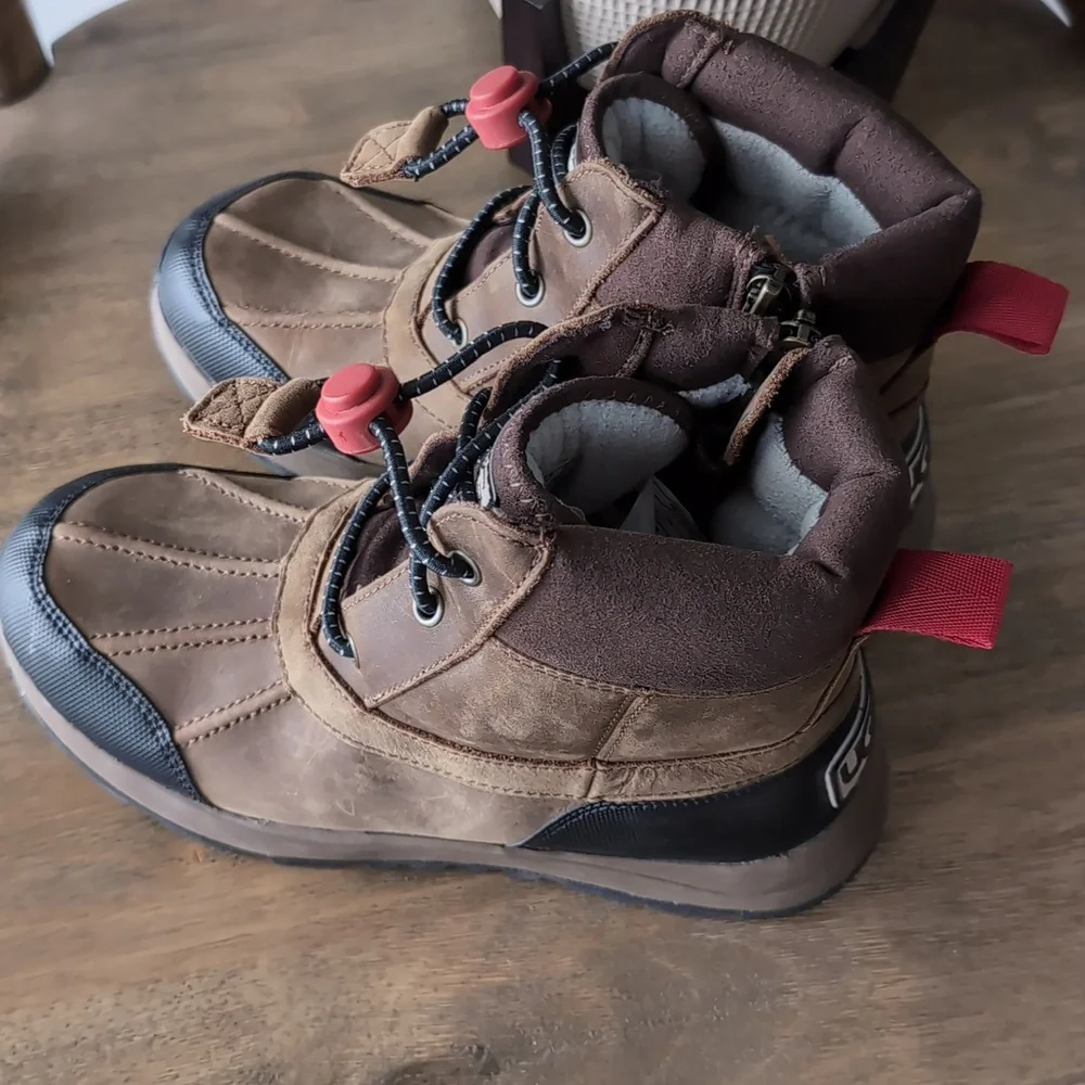 UGG Turlock Boots Leather Weather Size 2 Little Kid Walnut